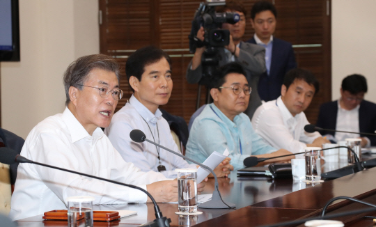 문재인 대통령이 10일 오전 청와대 여민관에서 진행된 수석·보좌관 회의에서 모두 발언을 하고 있다. 연합뉴스