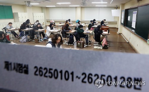 긴장감 도는 수능 고사장[연합뉴스 자료사진]