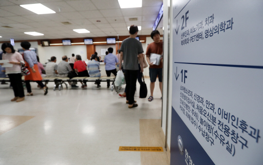 정부가 고가의 비급여 의료비를 건강보험으로 지원하는 ‘문재인 케어’를 발표한 가운데 10일 서울 성동구 한양대 병원에서 환자들이 진료비를 내기 위해 수납창구 앞에서 대기하고 있다. 연합뉴스