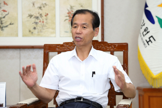 <일자리 창출, 광역단체장에 듣는다>“강원型 ‘노사 채움공제’ 시행… 저임금·구인난 해소할 것”