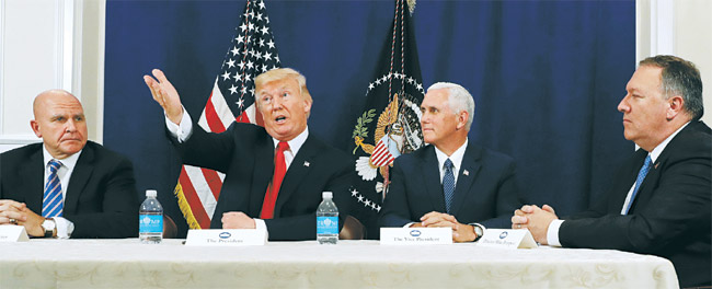 도널드 트럼프(왼쪽 두 번째) 미국 대통령이 10일 뉴저지주 트럼프 내셔널 골프클럽으로 허버트 맥매스터(왼쪽) 백악관 국가안보보좌관, 마이크 펜스(오른쪽 두 번째) 부통령, 마이크 폼페오(오른쪽) 미 중앙정보국(CIA) 국장 등 안보라인 핵심 인사들을 소집해 기자회견을 하고 있다.  AP뉴시스