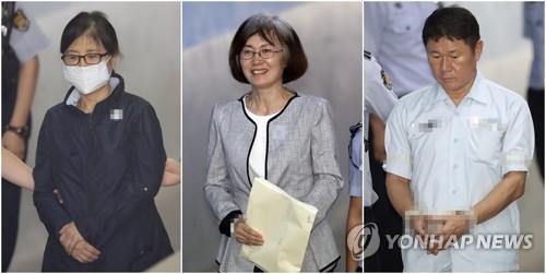 ‘비선 실세’ 최순실씨(왼쪽부터)와 최경희 전 이화여대 총장, 남궁곤 전 이대 입학처장이 11일 오후 서초구 서울중앙지법에서 열린 ‘이화여대 입시·학사비리’ 사건 항소심 1차 공판에 출석하기 위해 법정으로 향하고 있다.