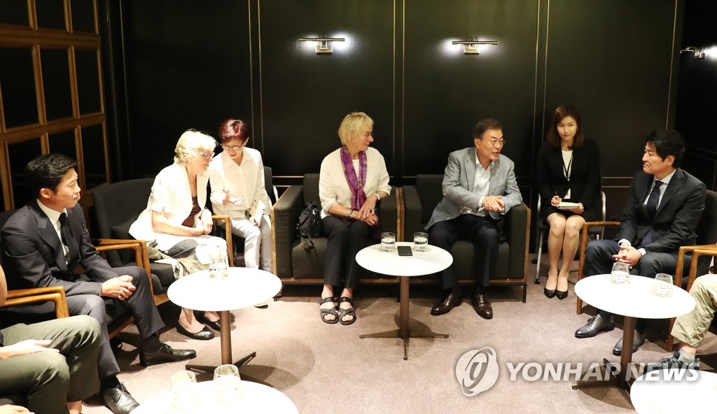 문 대통령, 영화 ‘택시운전사’ 배우들과 간담회