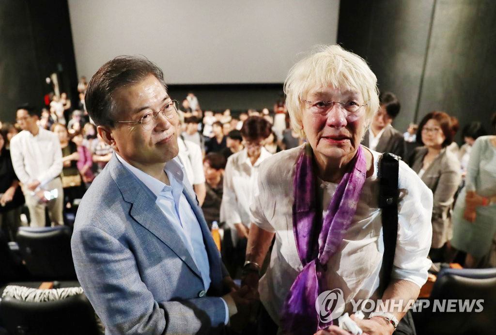 문 대통령, 영화 ‘택시운전사’ 주인공 힌츠페터의 부인과 대화