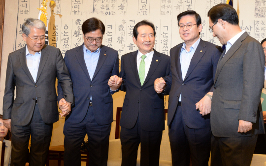 정세균(가운데) 국회의장과 여야 4당 원내대표들이 14일 오전 국회의장실에서 만나 손을 잡고 기념촬영을 하고 있다. 왼쪽부터 김동철(국민의당)·우원식(더불어민주당) 원내대표, 정 의장, 정우택(자유한국당)·주호영(바른정당) 원내대표다.