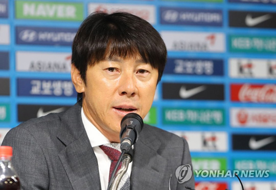 (서울=연합뉴스) 신태용 축구대표팀 감독이 14일 오전 서울 신문로 축구회관에서 2018 러시아 월드컵 최종예선 이란전과 우즈베키스탄전에 나설 태극전사 26명의 명단을 발표하고 있다.