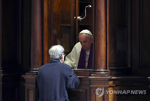 2015년 고해성사를 듣고 있는 프란치스코 교황[EPA=연합뉴스 자료사진]