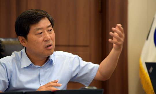 <일자리 창출, 기초단체장에 듣는다>“‘光速 인허가’로 기업 잇단 유치… 3년 연속 일자리大賞 결실”