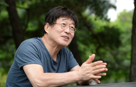 서울 영등포구 여의도공원에서 만난 김창완은 처음에는 진지한 질문에 간간이 미간을 찌푸리다가 맥주가 한 잔 들어가자 환하게 웃으며 편안하게 자신의 이야기를 풀어냈다.   김호웅 기자 diverkim@