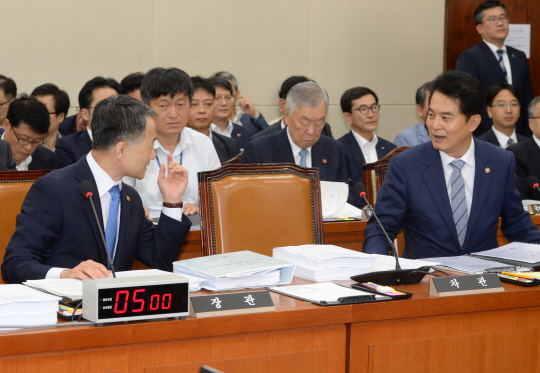 16일 오전 국회 보건복지위에서 열린 전체회의에서 박능후(왼쪽) 보건복지부 장관이 류영진 식약처장과 살충제 계란 대책에 대해 얘기하고 있다.