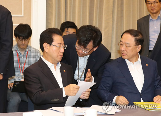 (서울=연합뉴스) 살충제 파문으로 산란계 농장의 계란 출하가 중지된 가운데 16일 오전 국회 귀빈식당에서 열린 고위 당정청 회의에서 김영록 농림축산식품부 장관이 김경규 식품산업정책실장으로부터 보고받고 있다.