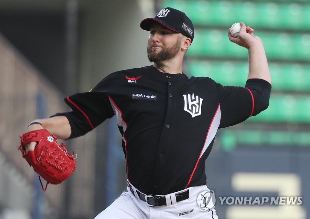 kt 선발 피어밴드 [연합뉴스 자료사진]