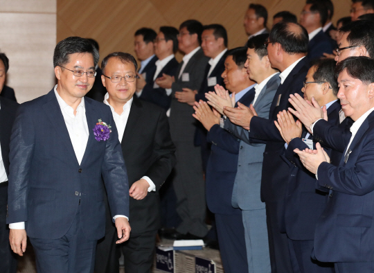 17일 정부세종청사에서 열린 전국 세무관서장회의에서 김동연(왼쪽 첫 번째) 부총리 겸 기획재정부 장관과 한승희(〃 두 번째) 국세청장이 행사장에 들어서자 참석자들이 박수를 치고 있다.