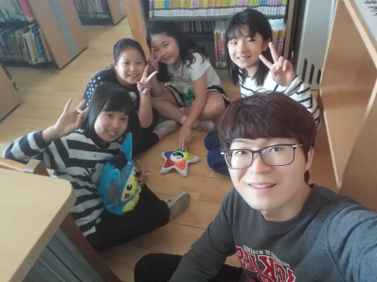 지난 5월 충남 아산시 온양초사초교 도서실에서 이상현 교사가 담임을 맡은 4학년 1반 학생들과 포즈를 취하고 있다.  온양초사초교 제공