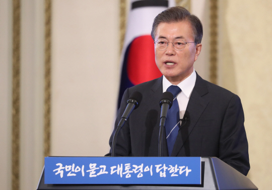 문재인 대통령이 17일 오전 청와대 영빈관에서 취임 100일을 맞아 출입기자들과의 첫 기자회견을 가졌다. 문 대통령은 모두발언에 이어 사전 조율없이 일문일답을 진행했다. 연합뉴스
