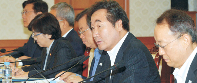 계란 살충제 파문이 전국으로 확산하고 있는 가운데 이낙연(오른쪽 두 번째) 국무총리가 17일 오전 정부서울청사에서 열린 국정현안점검조정회의에서 모두발언을 하고 있다.