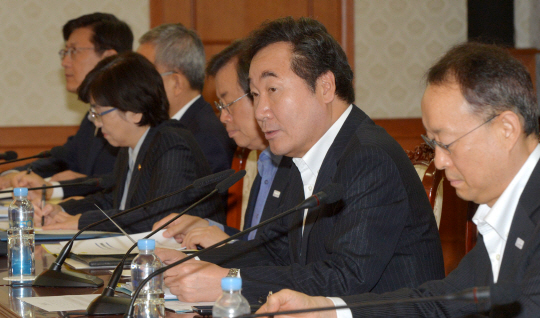 계란 살충제 파문이 전국으로 확산하고 있는 가운데 이낙연(오른쪽 두 번째) 국무총리가 17일 오전 정부서울청사에서 열린 국정현안점검조정회의에서 모두발언을 하고 있다.