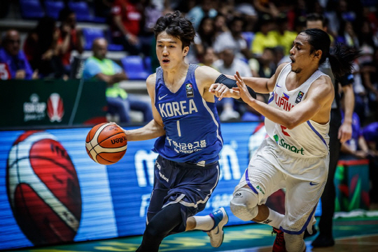 남자농구대표팀의 박찬희(왼쪽)가 17일 오전(한국시간) 레바논 베이루트에서 열린 FIBA 아시아컵 8강전에서 필리핀의 테렌스 로메오를 제치고 드리블하고 있다.