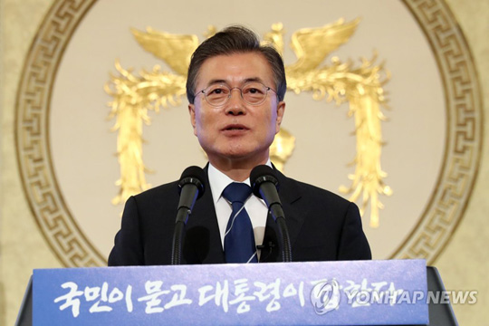 (서울=연합뉴스) 문재인 대통령이 17일 오전 취임 100일을 맞아 청와대 영빈관에서 출입기자들과 취임 후 첫 기자회견을 하고 있다.