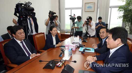 (서울=연합뉴스) 여야 4당 원내수석부대표들이 17일 오후 국회에서 회동, 인사말하고 있다. 왼쪽부터 자유한국당 김선동 원내수석부대표, 국민의당 권은희 원내수석부대표, 더불어민주당 박홍근 원내수석부대표, 바른정당 정양석 원내수석부대표. 2017.8.17
