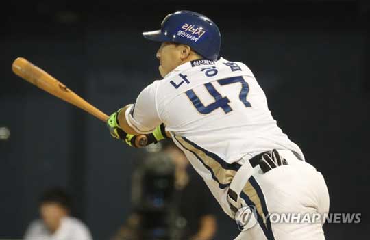 (창원=연합뉴스) 지난 8월 1일 경남 창원시 마산회원구 마산야구장에서 열린 2017년 프로야구 KBO 리그 한화 이글스와 NC 다이노스의 경기. 6회 말 2사 주자가 없는 상황 NC 3번 나성범이 안타를 치고 있다. 2017.8.1