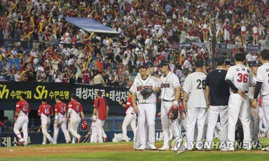 (서울=연합뉴스) 17일 오후 서울 잠실구장에서 열린 2017 타이어뱅크 KBO리그 두산 베어스 대 KIA 타이거즈의 경기. 4-1로 승리한 두산 베어스 선수들이 기쁨을 나누고 있다. 2017.8.17