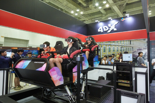 지난 6월 1일 부산 해운대 벡스코에서 열린 정보통신기술(ICT) 전시회 ‘2017 부산 가상현실(VR)페스티벌’에서 관람객들이 첨단 VR 장비를 체험해 보고 있다.  벡스코 제공