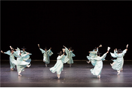 전통공연예술진흥재단 문화학교 수강생들이 2016년 서울 국립국악원 예악당에서 열린 수료식에서 한량무를 추고 있다. 전통공연예술진흥재단 제공