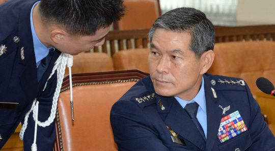 18일 오전 국회 국방위원회에서 열린 합참의장 인사청문회에서 정경두(오른쪽) 후보자가 군 관계자와 이야기를 하고 있다.