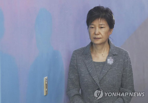 (서울=연합뉴스) 박근혜 전 대통령이 17일 오전 서초구 서울중앙지법에서 열린 공판에 출석하기 위해 호송차에서 내려 법정으로 향하고 있다. 2017.8.17