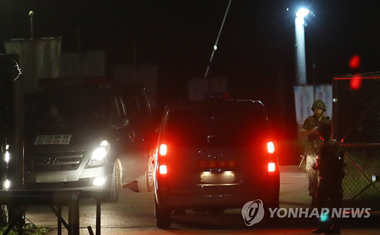 (철원=연합뉴스) 18일 포사격 훈련 중 폭발사고가 난 사격장이 위치한 강원 철원군 갈말읍 지포리 육군 모 부대 정문에서 폭발물처리반 및 군 수사 차량이 드나들고 있다.