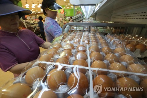 계란 구매 고민하는 시민들
