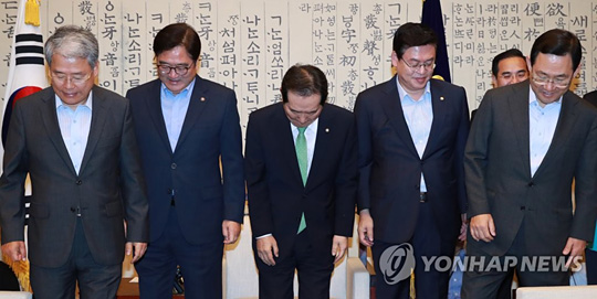 (서울=연합뉴스) 14일 오전 국회 의장 접견실에서 열린 여야 교섭단체 4당 원내대표 회동에서 정세균 국회의장(가운데)과 각당 원내대표들이 기념촬영을 마친 뒤 자리로 돌아가고 있다. 왼쪽부터 국민의당 김동철, 더불어민주당 우원식 원내대표, 정 의장, 자유한국당 정우택, 바른정당 주호영 원내대표.