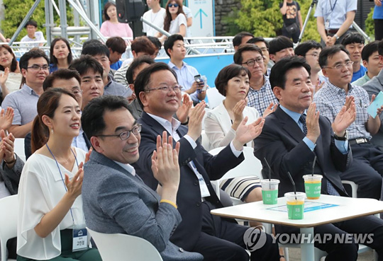 (서울=연합뉴스) 정부가 국민으로부터 직접 정책을 제안받겠다는 취지로 개소한 ‘광화문 1번가’의 운영 종료일인 12일 오후 서울 종로구 ‘광화문1번가’에서 열린 해단식에서 김진표 국정기획자문위원장(앞줄 오른쪽부터)과 김부겸 행정자치부장관 등이 참석자들과 함께 관련 영상을 보며 박수를 치고 있다.