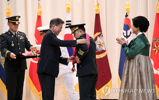 (서울=연합뉴스) 문재인 대통령이 20일 오후 국방부에서 열린 합참의장 이ㆍ취임식 행사에서 이순진 이임 합참의장에게 보국훈장 통일장을 수여하고 있다.