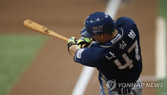(서울=연합뉴스) 20일 오후 서울 구로구 고척스카이돔에서 열린 2017 KBO 프로야구 NC 다이노스와 넥센 히어로즈의 경기. 1회초 1사 1, 2루 NC 나성범이 우월 스리런 홈런을 날리고 있다.