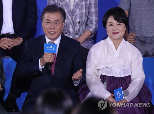 (서울=연합뉴스) 문재인 대통령과 부인 김정숙 여사가 20일 오후 청와대 영빈관에서 열린 새 정부 출범 100일 기념 국민인수위원회 대국민 보고대회인 ‘대한민국, 대한국민’ 2부 행사인 ‘국민이 묻고 대통령이 답하다’에 참석, 국민인수위에 접수된 질문에 답하고 있다.