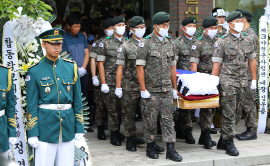 21일 오전 경기 성남시 분당구 국군수도병원 장례식장에서 지난 18일 K-9 자주포 사격 훈련 중 발생한 화재사고로 순직한 고 이태균 상사와 정수연 상병의 합동 영결식이 거행되고 있다.  신창섭 기자 bluesky@