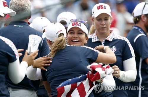 승리를 자축하는 미국 선수단. [AP=연합뉴스]