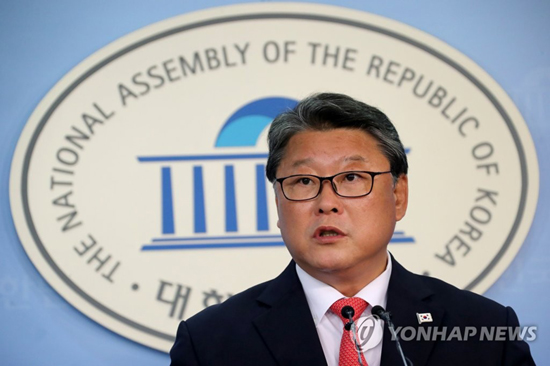 (서울=연합뉴스) 대한애국당 조원진 의원이 21일 국회 정론관에서 기자회견을 통해 자유한국당 홍준표 대표의 박근혜 전 대통령의 출당발언을 비판하고 있다.