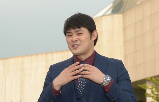 오페라 ‘마술피리’에 출연하는 테너 최용호가 지난 18일 서울 예술의전당에서 무대복귀 소감을 밝히고 있다.