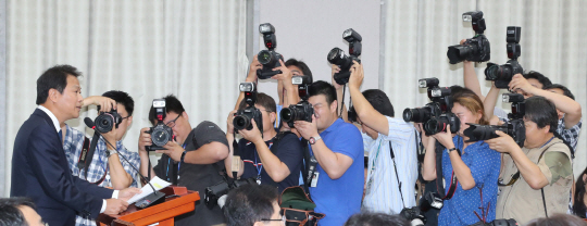 임종석(맨 왼쪽) 대통령 비서실장이 22일 오전 국회 운영위원회 전체회의에 출석해 업무보고를 하고 있다.   연합뉴스