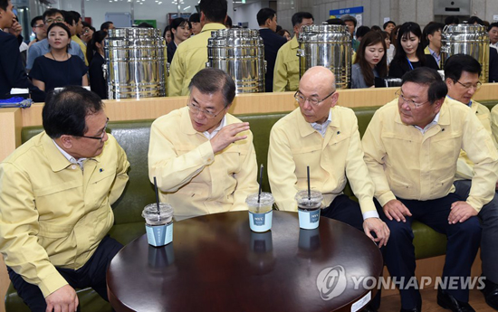(과천=연합뉴스) 문재인 대통령이 22일 오후 정부 과천청사에서 과학기술정보통신부와 방송통신위로부터 취임 후 첫 부처 업무보고를 받기 앞서 유영민 과기정통부 장관(왼쪽), 이효성 방송통신위원장(오른쪽 두 번째) 등과 차담하고 있다.