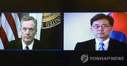 (서울=연합뉴스) 김현종 산업통상자원부 통상교섭본부장과 미국측 로버트 라이트하이저 무역대표부 대표 등 한미 대표단이 22일 서울 중구 롯데호텔에서 ‘한미 FTA 공동위원회 특별회기’를 열고 영상회의를 진행하고 있다. [산업통상자원부 제공=연합뉴스]