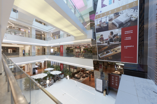 종합 홈인테리어 업체인 한샘이 중국 시장 개척을 위해 지난 8일 문을 연 상하이 창닝88복합매장 1·2층 ‘한샘상해플래그십스토어’에 다양한 제품들이 전시돼 있다.  한샘 제공