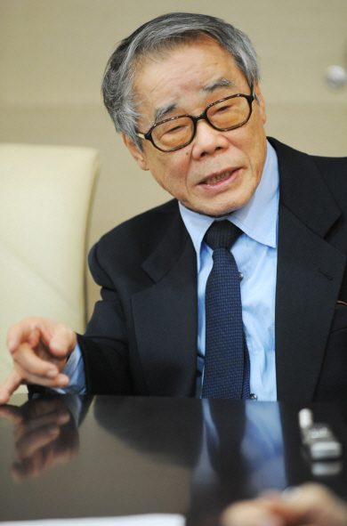 최일남 소설가는 60대에 이른 1990년대 이후에 오히려 더 창작열을 불태웠다. 급격한 도시화 속에서 체험한 일들을 역사적 맥락에서 풍자와 해학으로 녹여내는 작업을 해왔다.