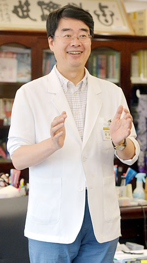 21일 만난 정근 그린닥터스 이사장이 “봉사는 주는 것만이 아니라 받는 것”이라며 의대 시절부터 30여 년 동안 1000회 이상 국내외 의료사각지대에서 봉사활동을 펴온 과정을 설명하고 있다. 정 이사장은 이제 북한 의료봉사와 결핵 치료 지원이 최대의 목표라고 말했다.   김낙중 기자 sanjoong@