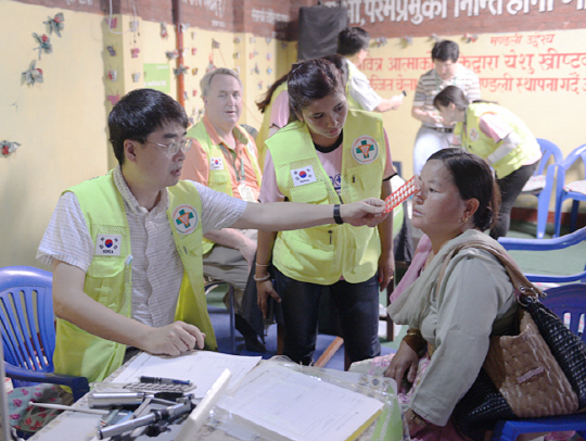 지난 2015년 8월 네팔 대지진 2차 의료봉사에서 정근 이사장이 지진 피해로 눈을 다친 환자를 치료하고 있다.  그린닥터스 제공
