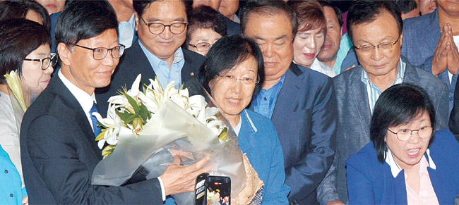 정치자금법 위반 혐의로 의정부교도소에서 2년간 복역하고 23일 오전 만기 출소한 한명숙(앞줄 가운데) 전 국무총리가 환영 나온 더불어민주당 의원들과 지지자들에게 둘러싸인 채 소감을 발표하고 있다.