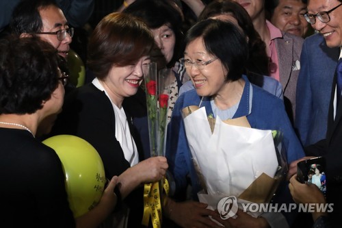 (의정부=연합뉴스) 한명숙 전 국무총리(오른쪽)가 23일 새벽 경기도 의정부시 고산동 의정부교도소에서 만기 출소하며 더불어민주당 진선미 의원으로부터 꽃다발을 받고 있다.